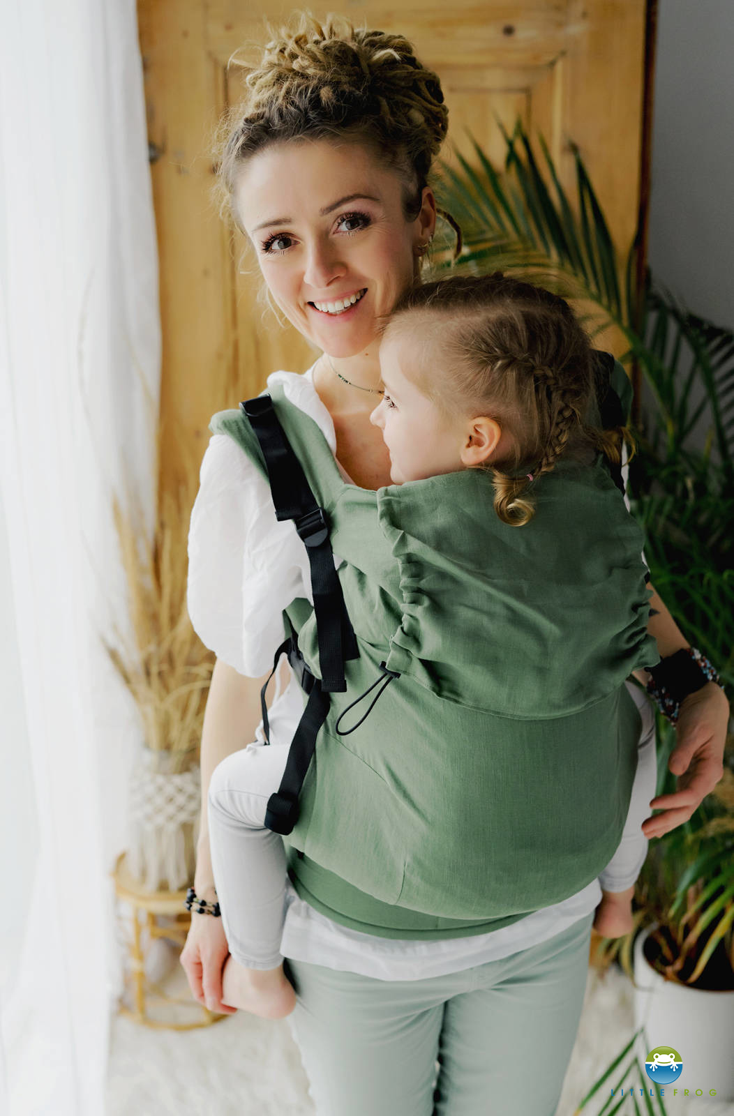 Little-Frog-ergonomique-XL-Toddler-Porte-bebe-Linen-Amazon-Rainforest-etoiles-en-portage.