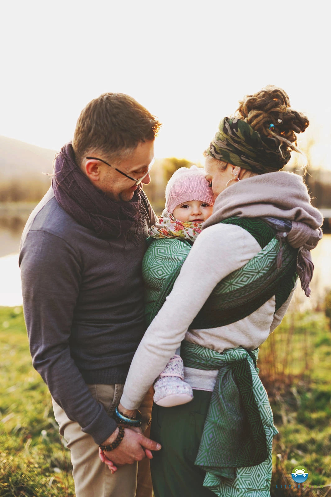 Echarpe-de-portage-Little-Frog-Mossy-Cube-etoiles-en-portage,