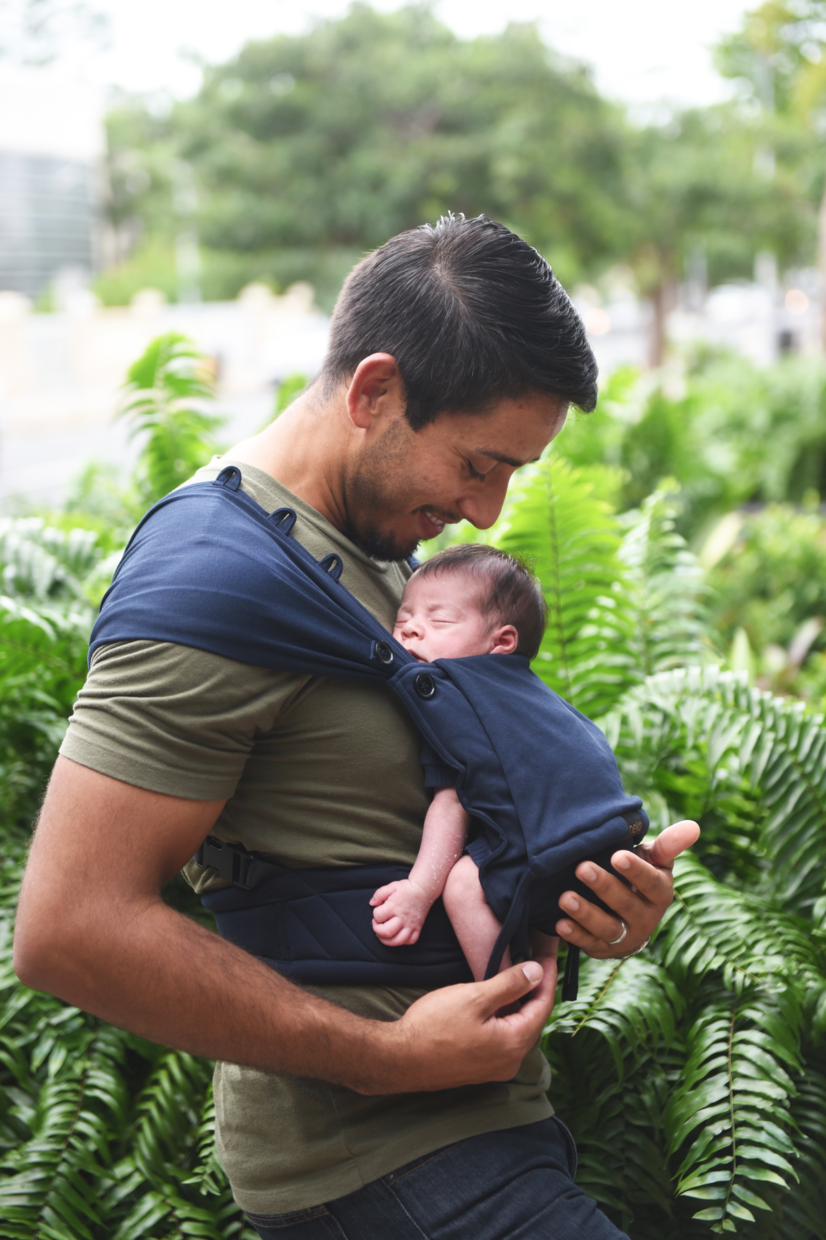 porte-bebe-nouveau-ne-neko-tiny-navy-etoiles-en-portage,