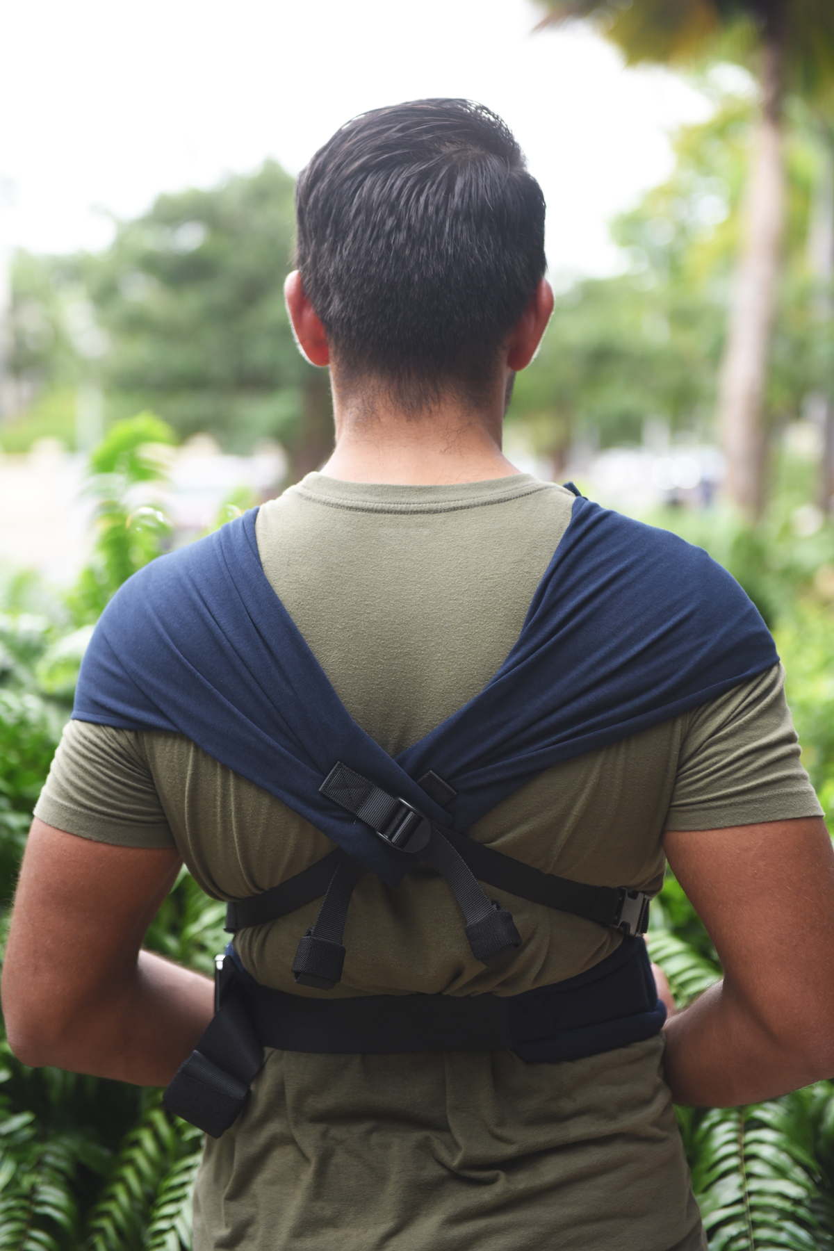 porte-bebe-nouveau-ne-neko-tiny-navy-etoiles-en-portage.