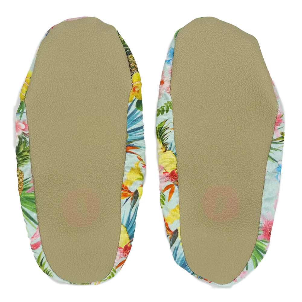 PalmBeachies_Pineapple-chaussons-eau-etoiles-en-portage1.png