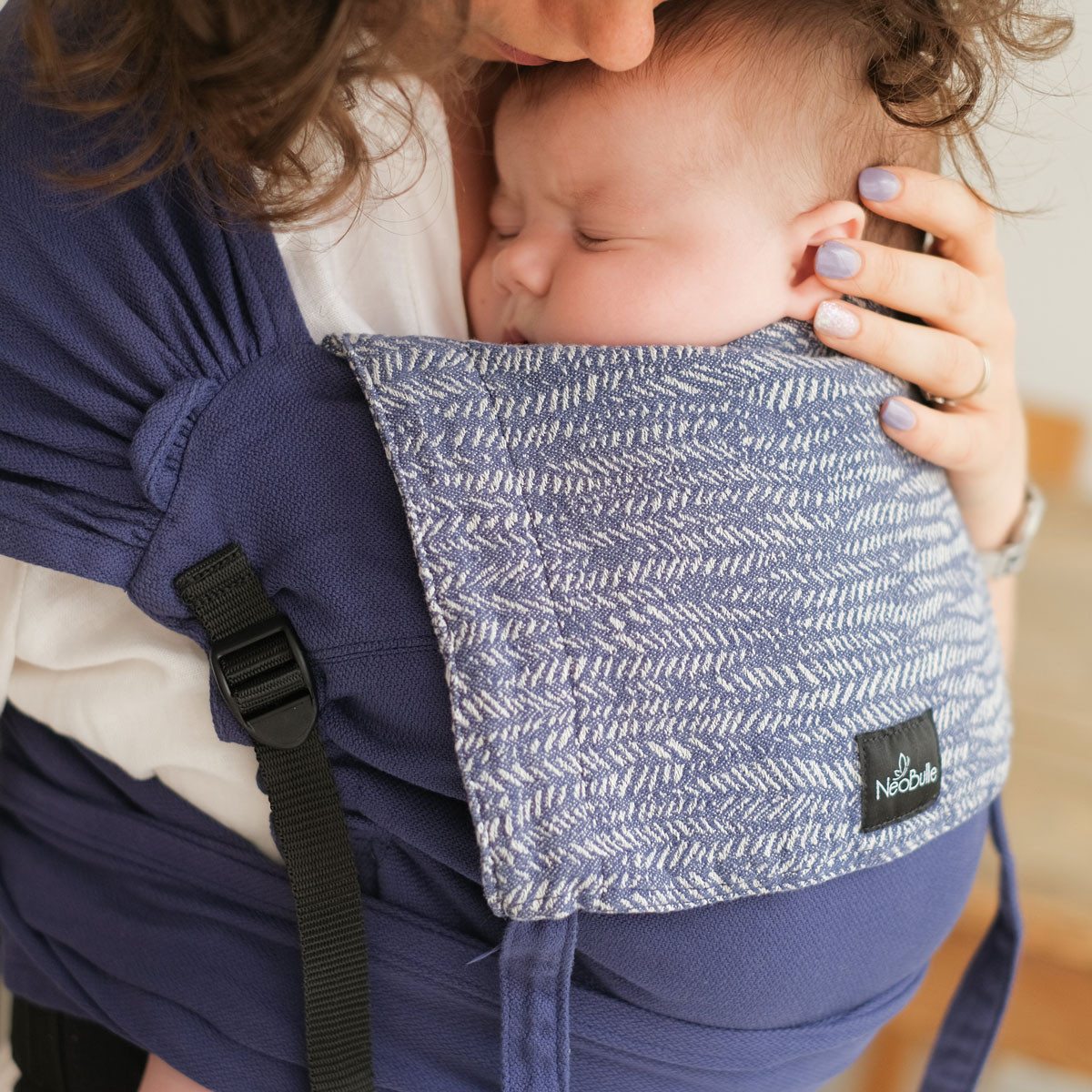ptit-evo-neobulle-indigo-porte-bebe-hybride-etoiles-en-portage