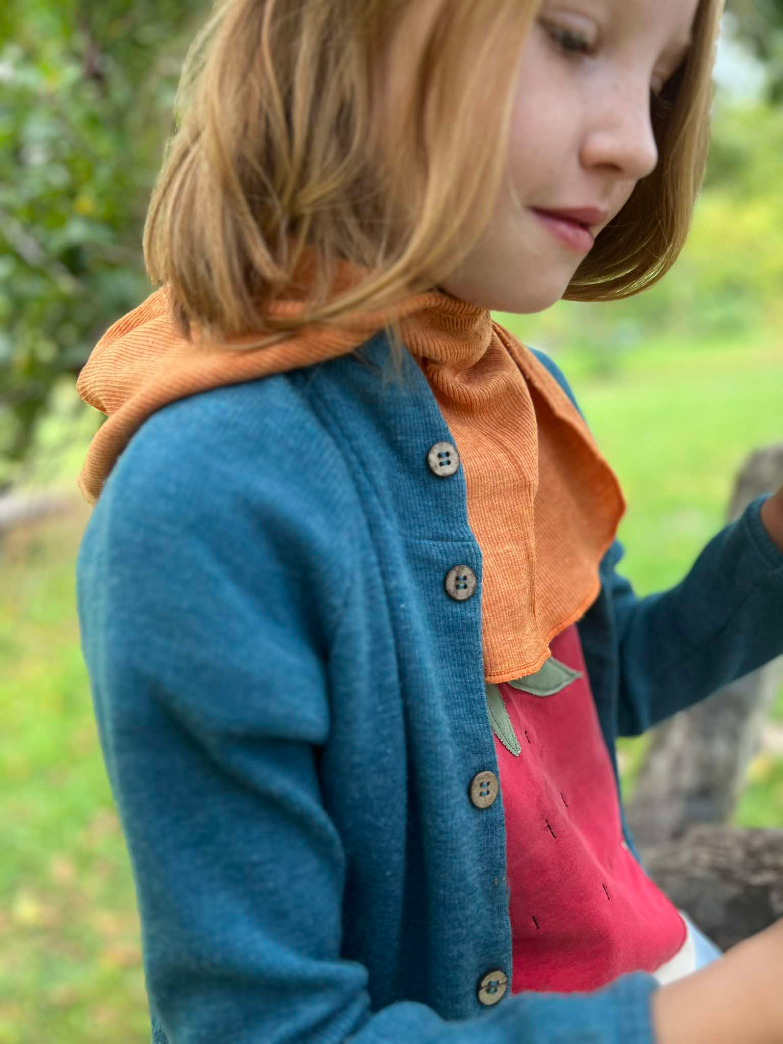 ManyMonths_cardigan-avec-col-boutons-laine-merinos-enfant-etoiles-en-portage1