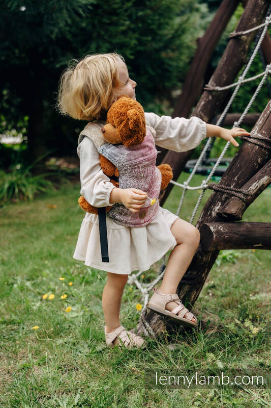 Lennylamb-porte-poupon-enfant-doudou-wild-wine-etoiles-en-portage2